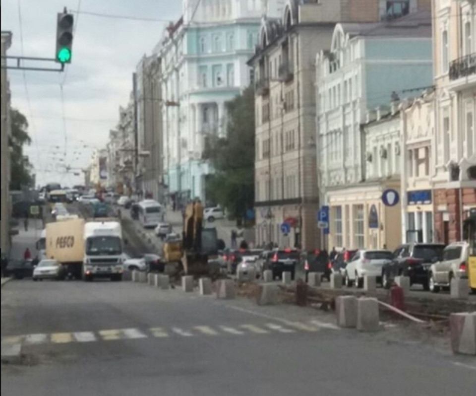 Фура перекрыла движение на главной улице Владивостока (фото)