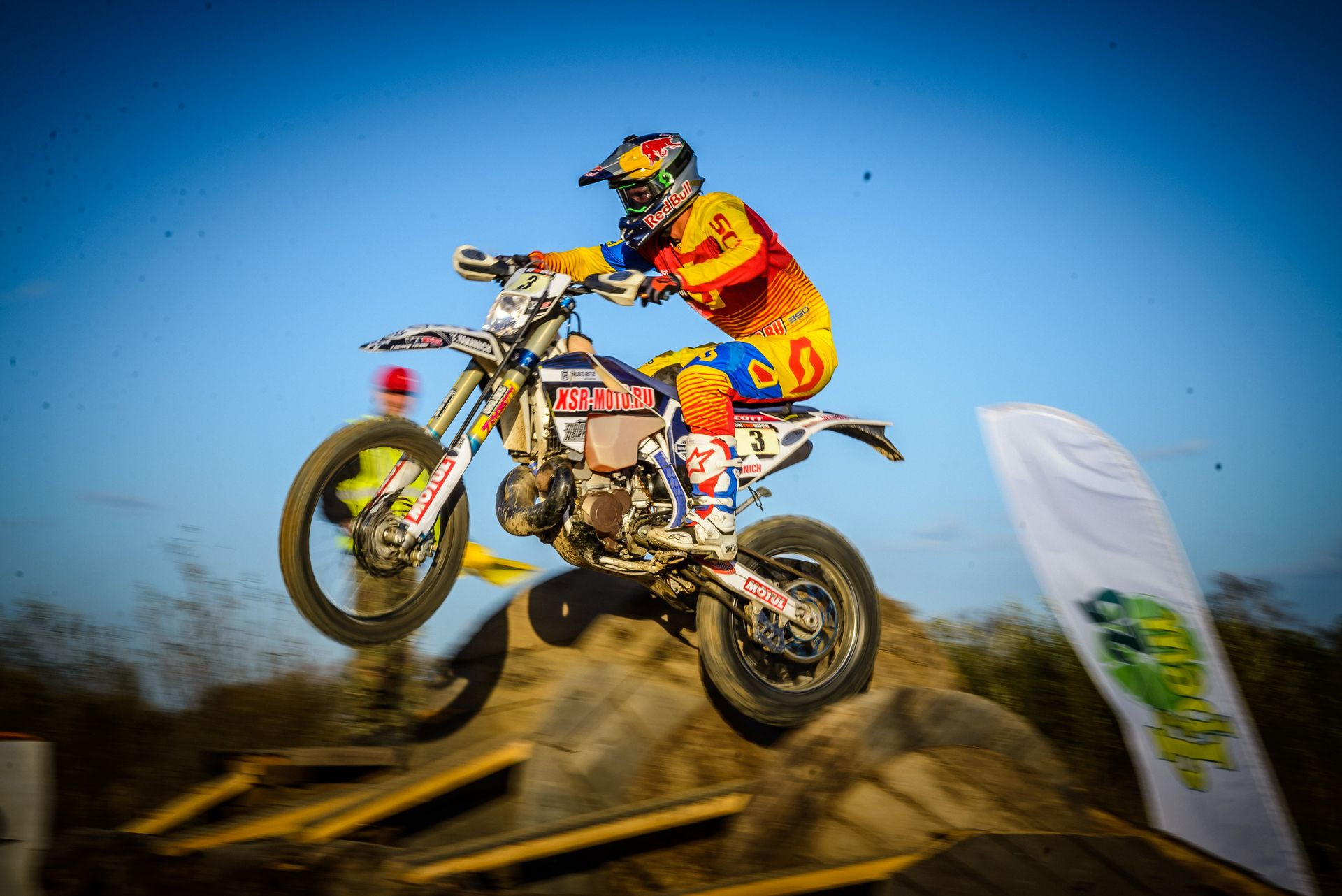 Известный гонщик взял «золото» на всероссийской мотогонке в Приморье (фото)