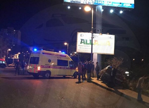 После ночного ДТП во Владивостоке Crown "повис в воздухе" (фото)