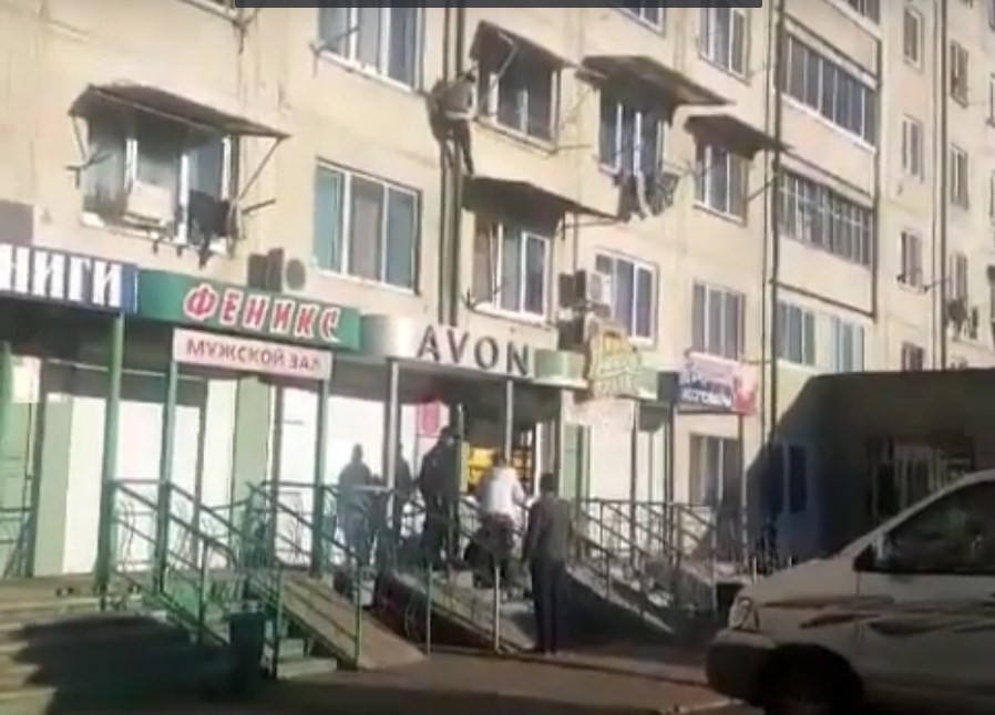 Прыжок с третьего этажа не удался в Приморье (видео)