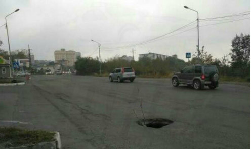 Клоуна Пеннивайза боятся встретить на одной из дорог жители Владивостока (фото)