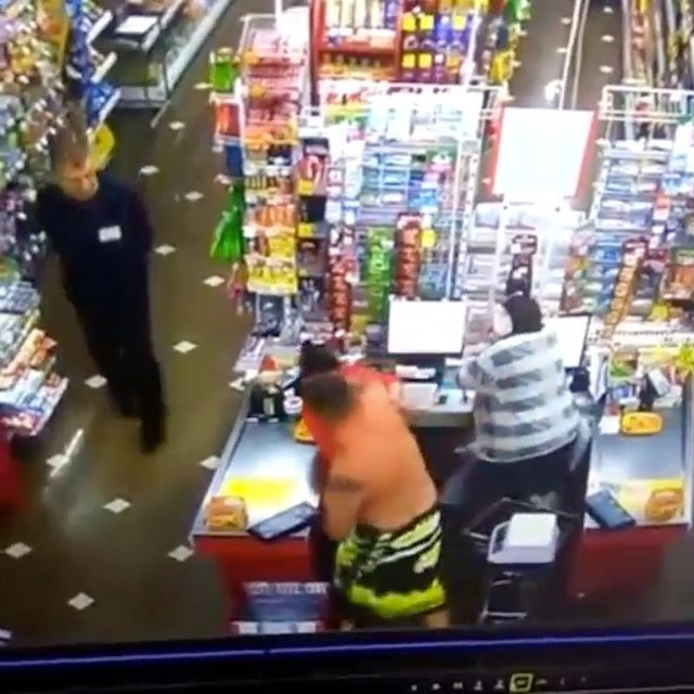 Действия охранника из дальневосточного города «разорвали» соцсети (видео)