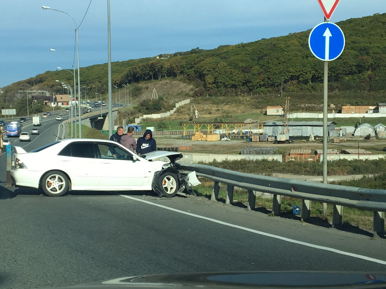 Легковушка на полном ходу «вошла в леера» в Приморье (фото)