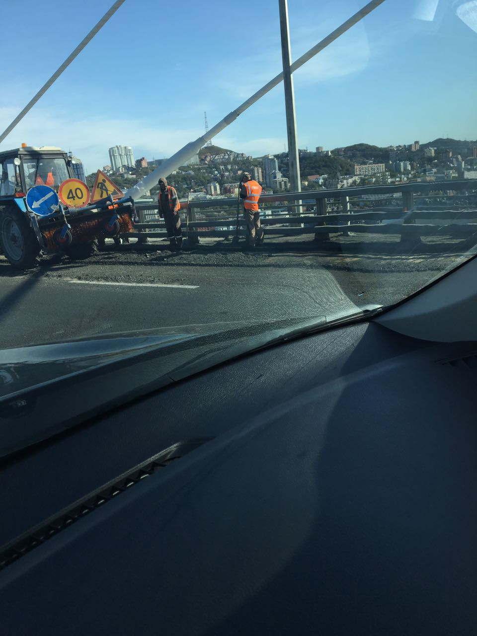 Транспортный коллапс случился на Золотом мосту (фото)