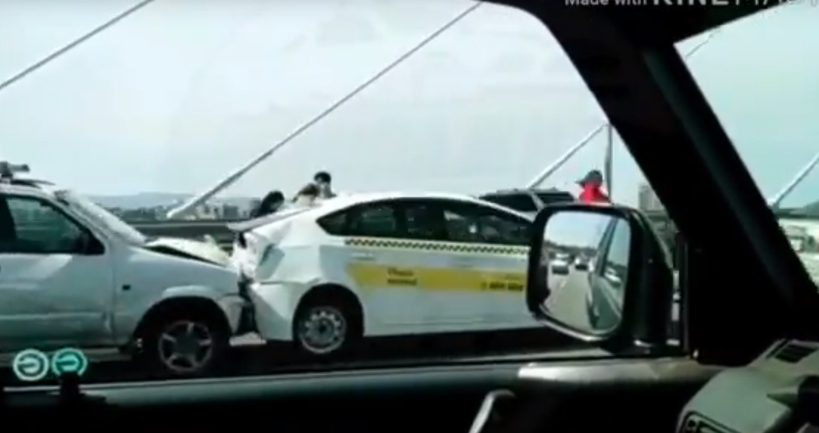 Массовое ДТП «добило» Золотой мост (видео)