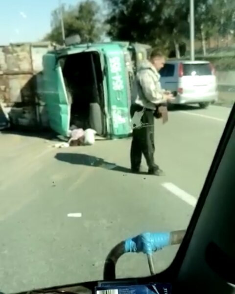 Грузовик перевернулся на трассе в Приморье (видео)