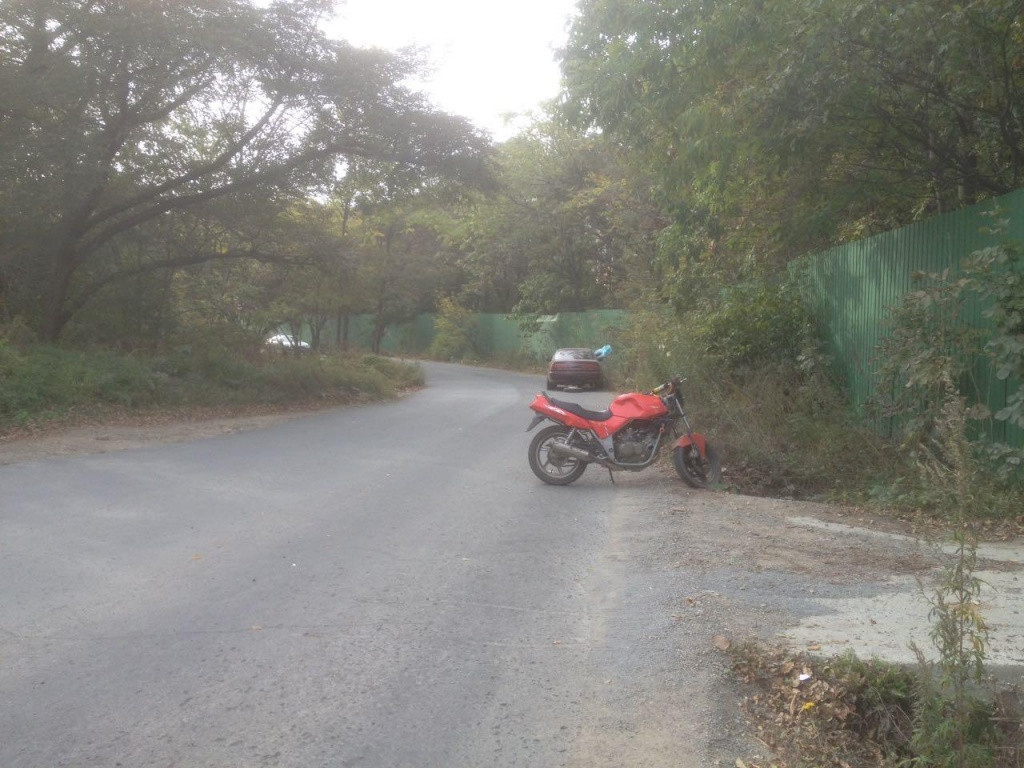 Подросток с подружкой разбился на мотоцикле во Владивостоке