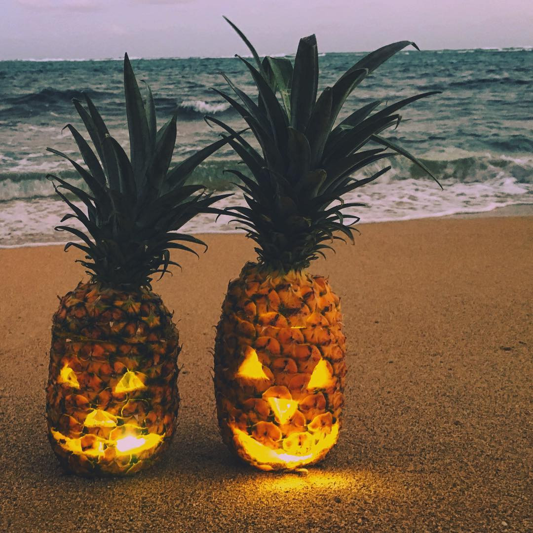 Забудьте про тыквы - теперь люди вырезают на Хэллоуин ананасы