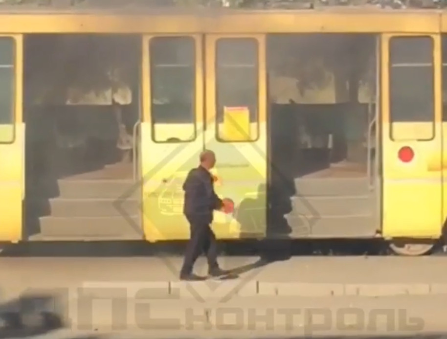 Пассажиры тушат трамвай во Владивостоке (видео)