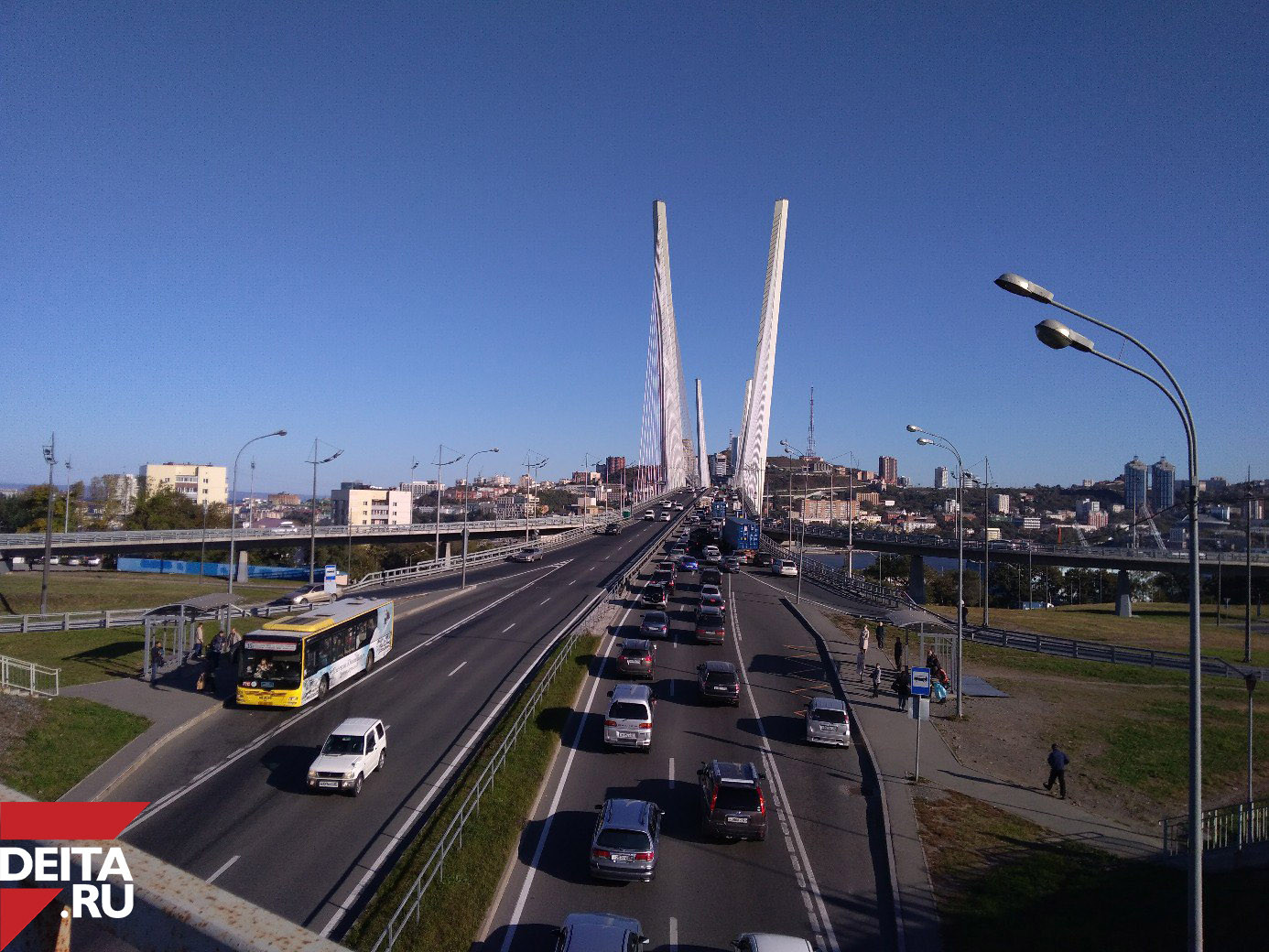 Сотни машин "застряли" на Золотом мосту во Владивостоке (фото)