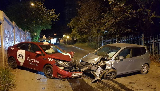 Дама превратила две машины в груду металла во Владивостоке (фото)