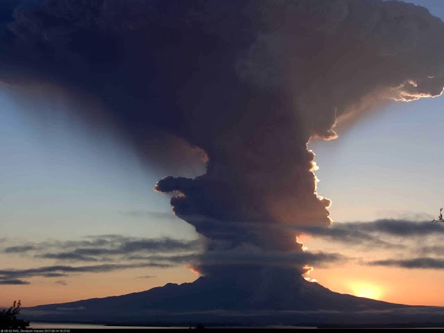Вулкан выбросил многокилометровый столб пепла на Дальнем Востоке