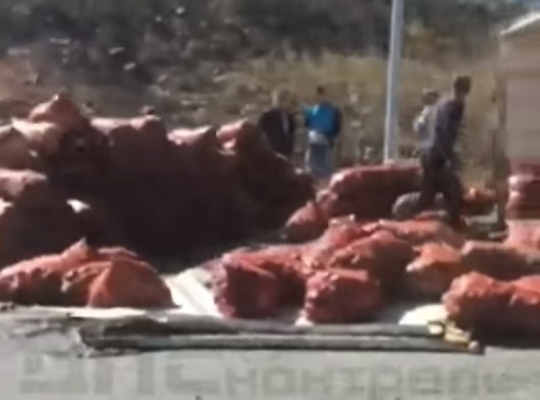 Очередной грузовик с овощами перевернулся во Владивостоке (видео)