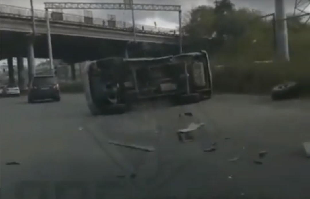 Во Владивостоке в массовом ДТП пострадали три внедорожника