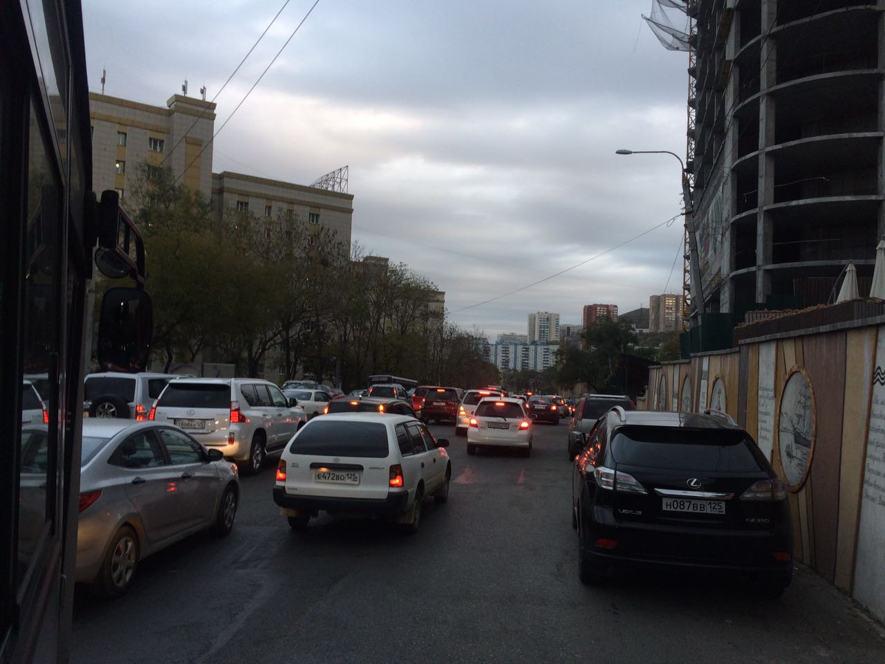 Транспортный коллапс образовался на многих улицах Владивостока (карта)