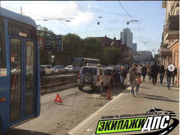 Главная улица Владивостока встала в пробку из-за ДТП (фото)