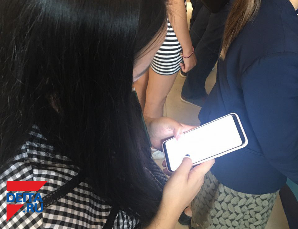 Китаянка ослепла из-за постоянной игры на смартфоне