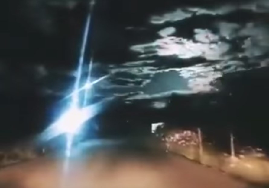 Над Китаем взорвался метеорит (видео)