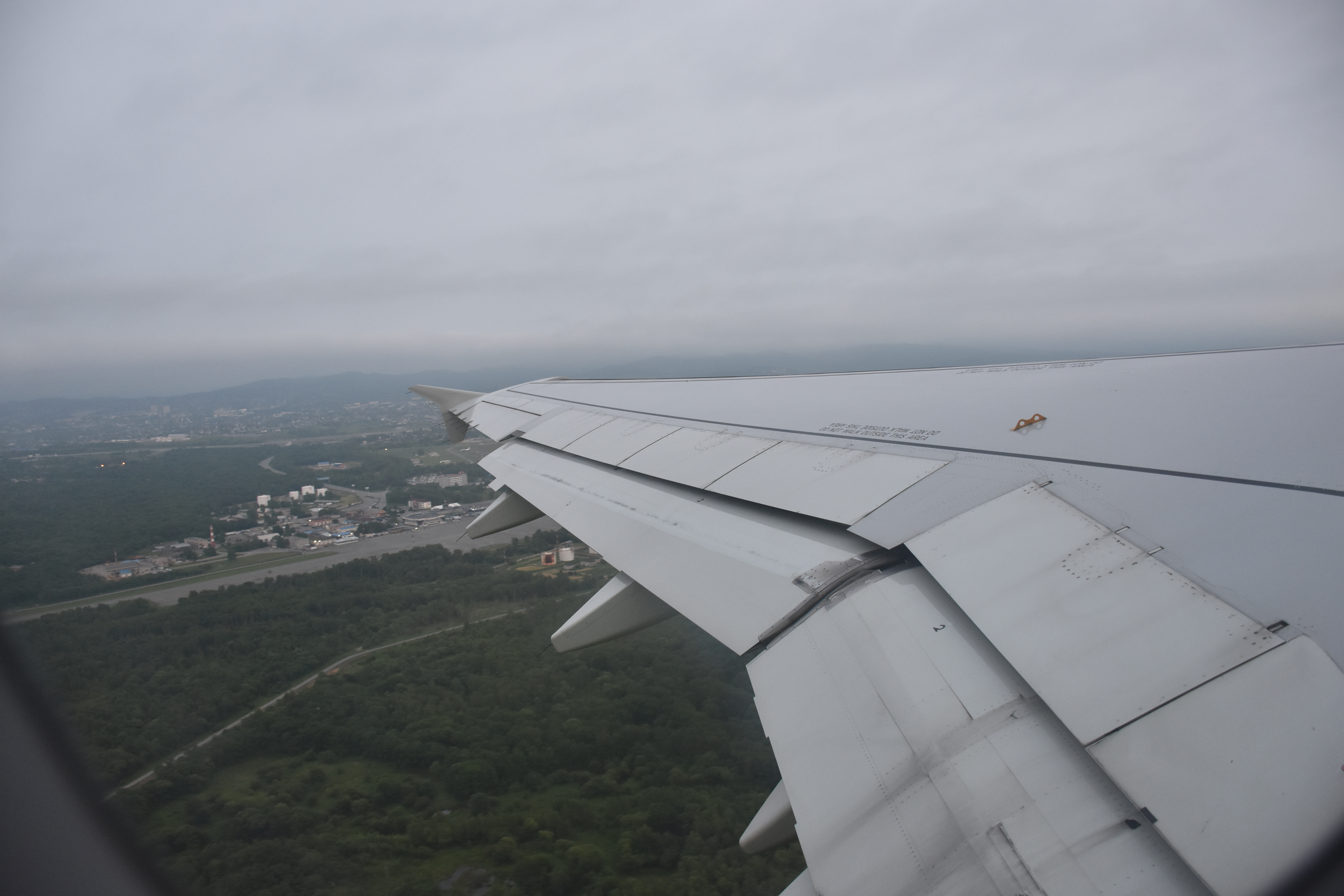 Самолет, летевший во Владивосток, не смог приземлиться в приморской столице