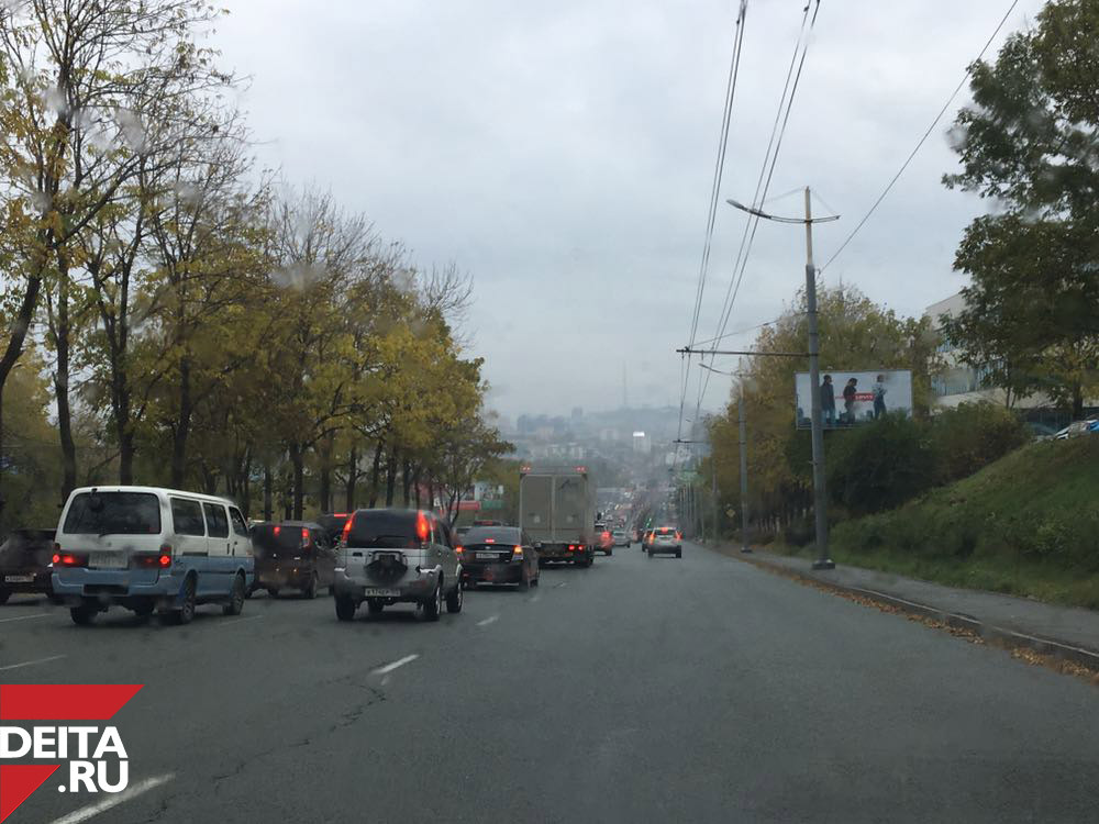 Запасливые приморцы создают пробку на въезде во Владивосток (фото)