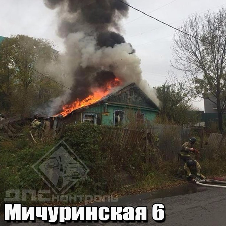 Пламя охватило целый дом во Владивостоке (фото)