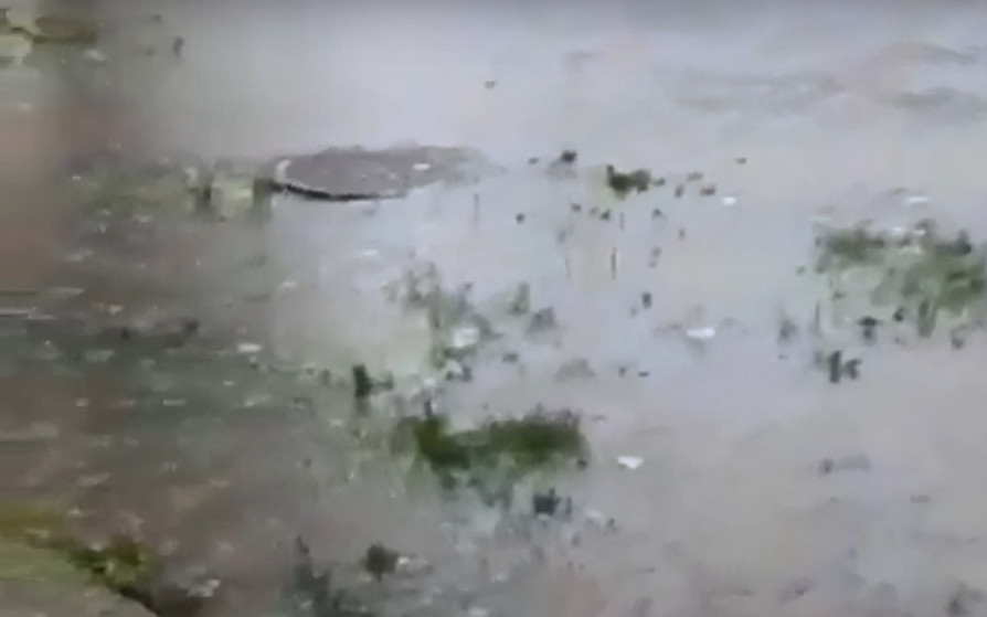 Ливни принесли беду в подъезд жилого дома приморского города