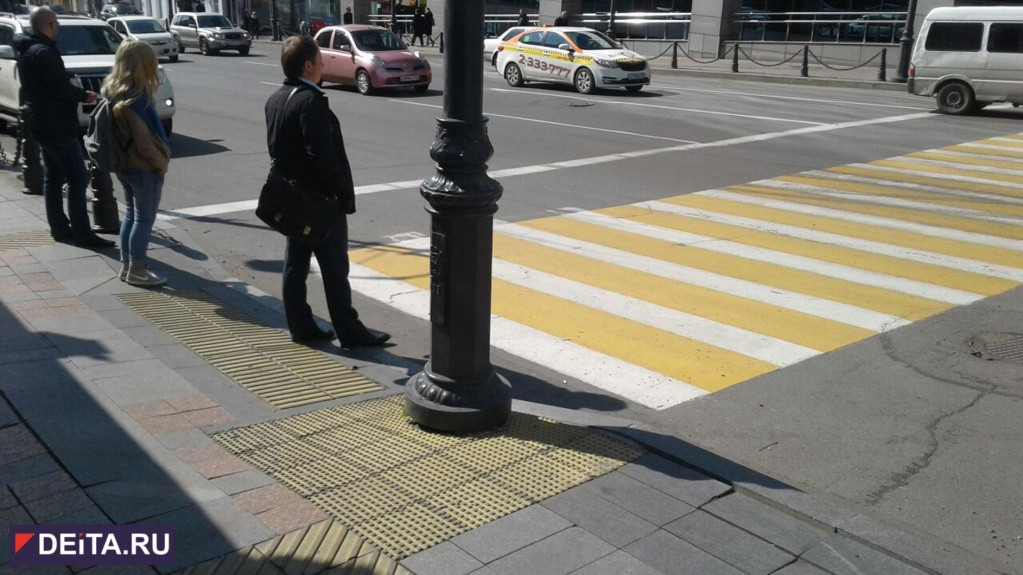 Бесстрашные водители не пускали ребенка перейти дорогу