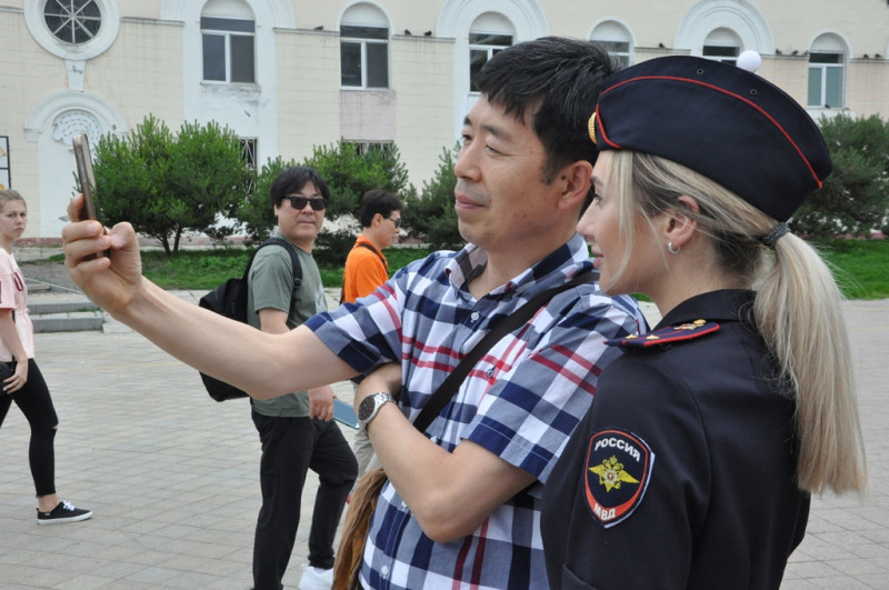 Самые красивые владивостокские полицейские учат делать правильное селфи