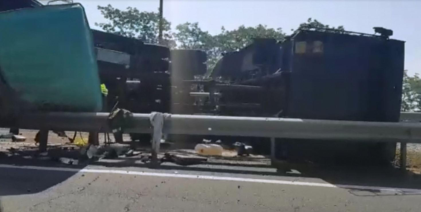 Видео: многотонный грузовик перевернулся на трассе вблизи Владивостока