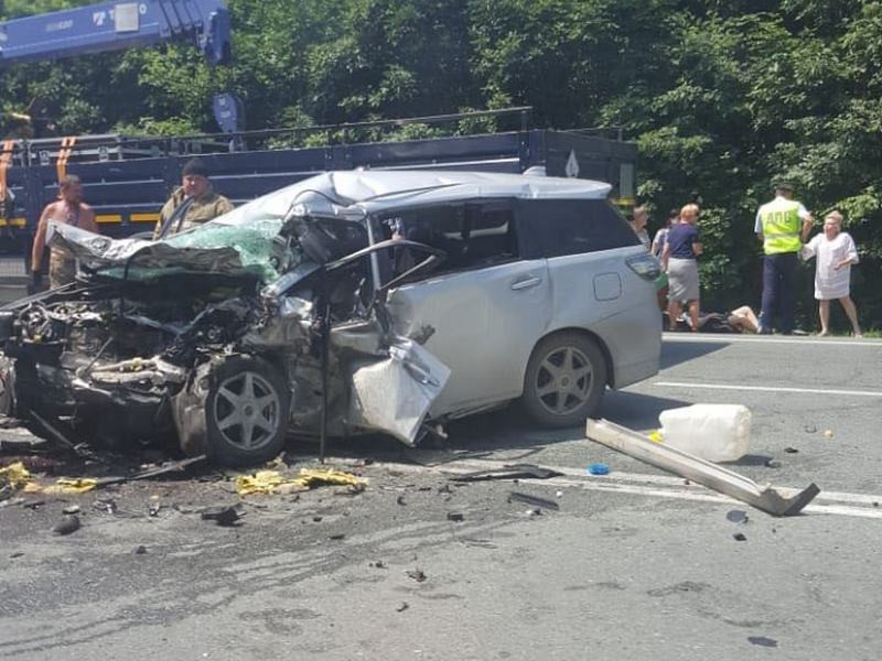 «Маму зовет и плачет»: минивэн и микроавтобус встретились в жестком ДТП