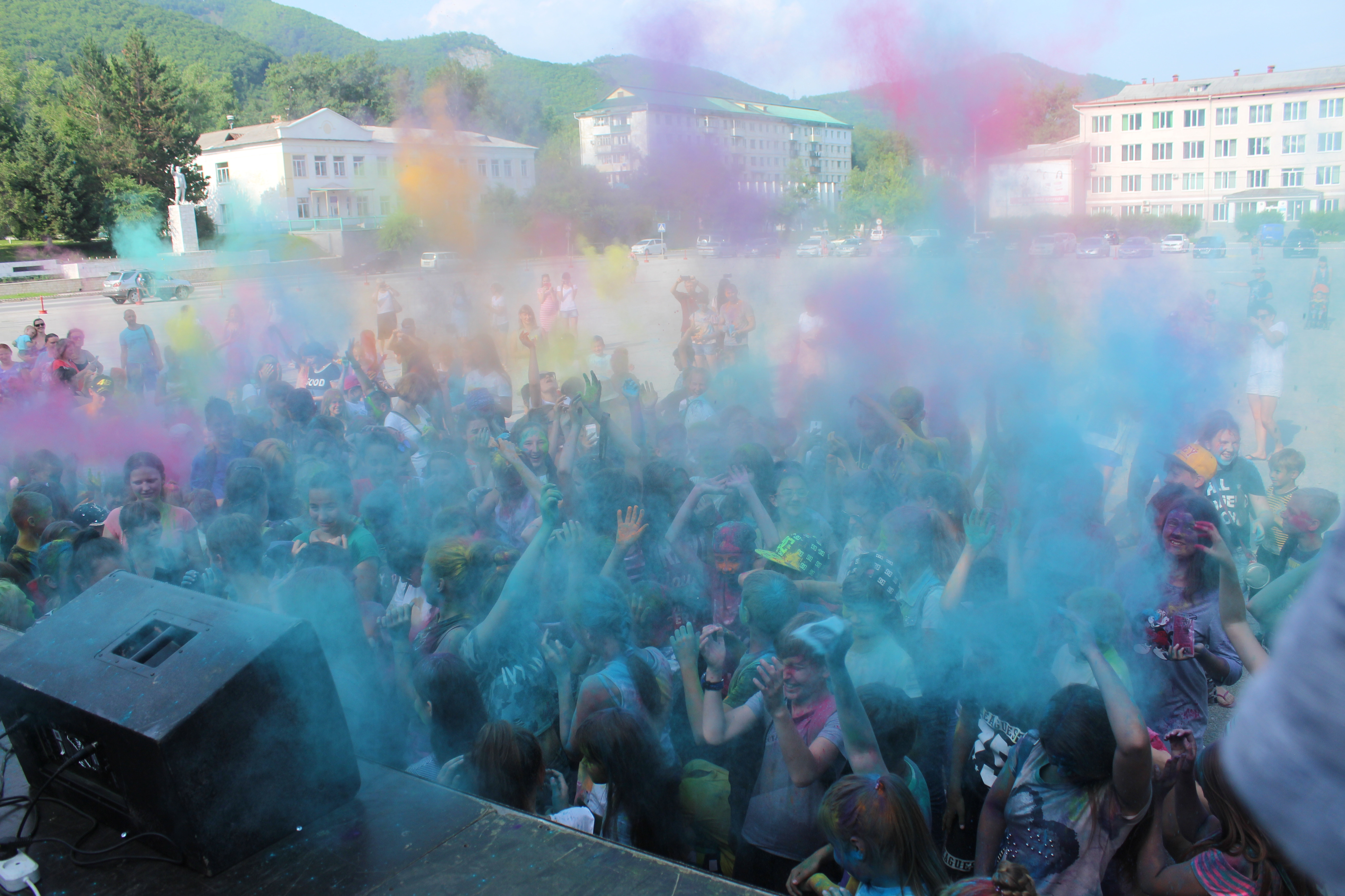 В Приморье молодежь раскрасили в разные цвета