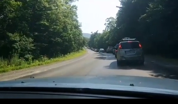 Жара и «обочечники»: приморцы встали в многокилометровой пробке к пляжам