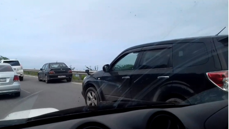 Виновника пробки на Русском хотят линчевать