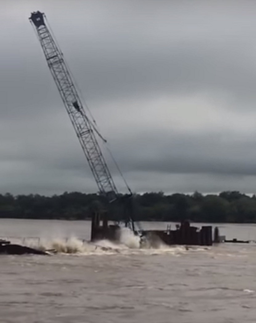 Мост через Амур рухнул вместе с краном