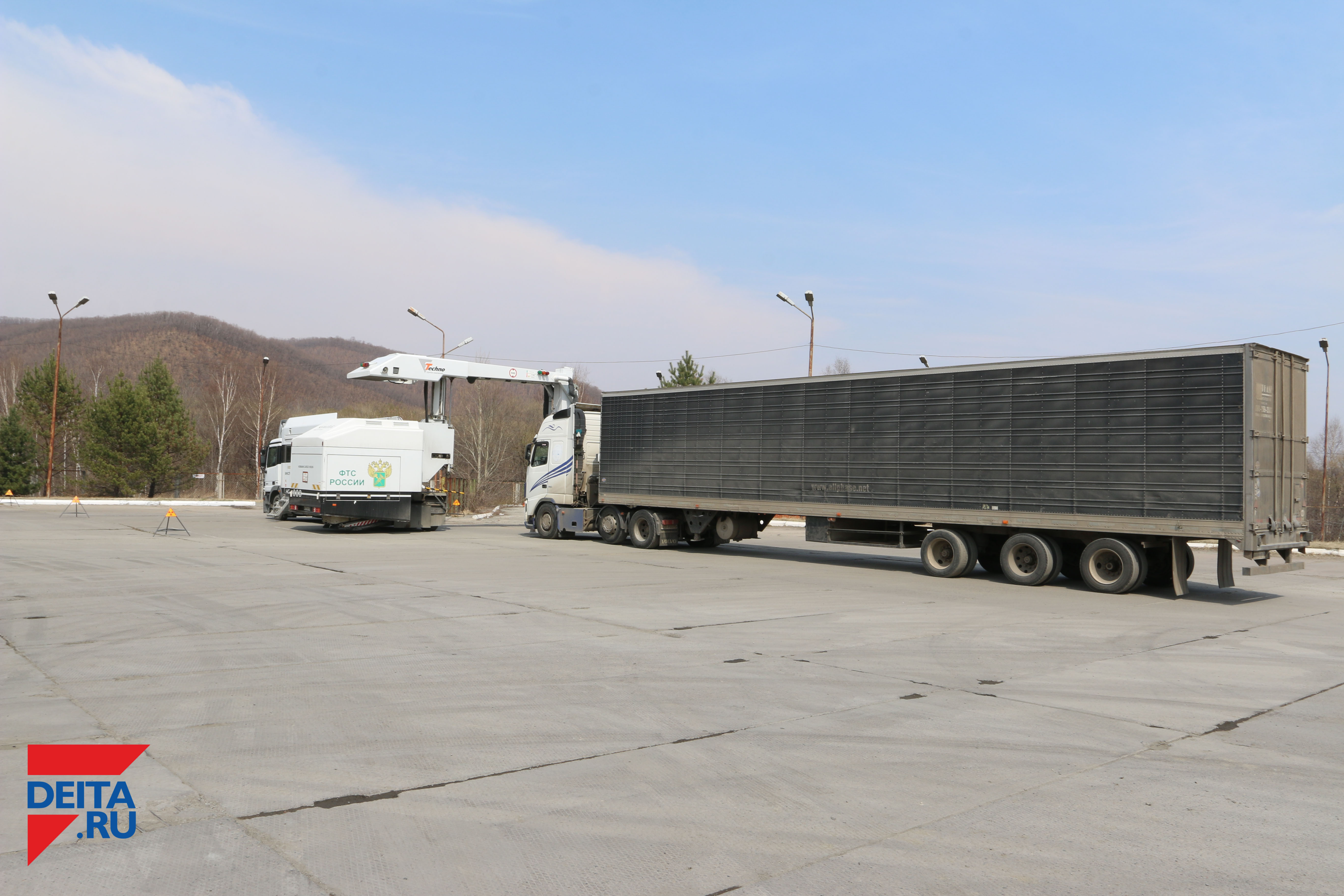 Водитель фуры решил обойти очередь, но вот такой конфуз получился