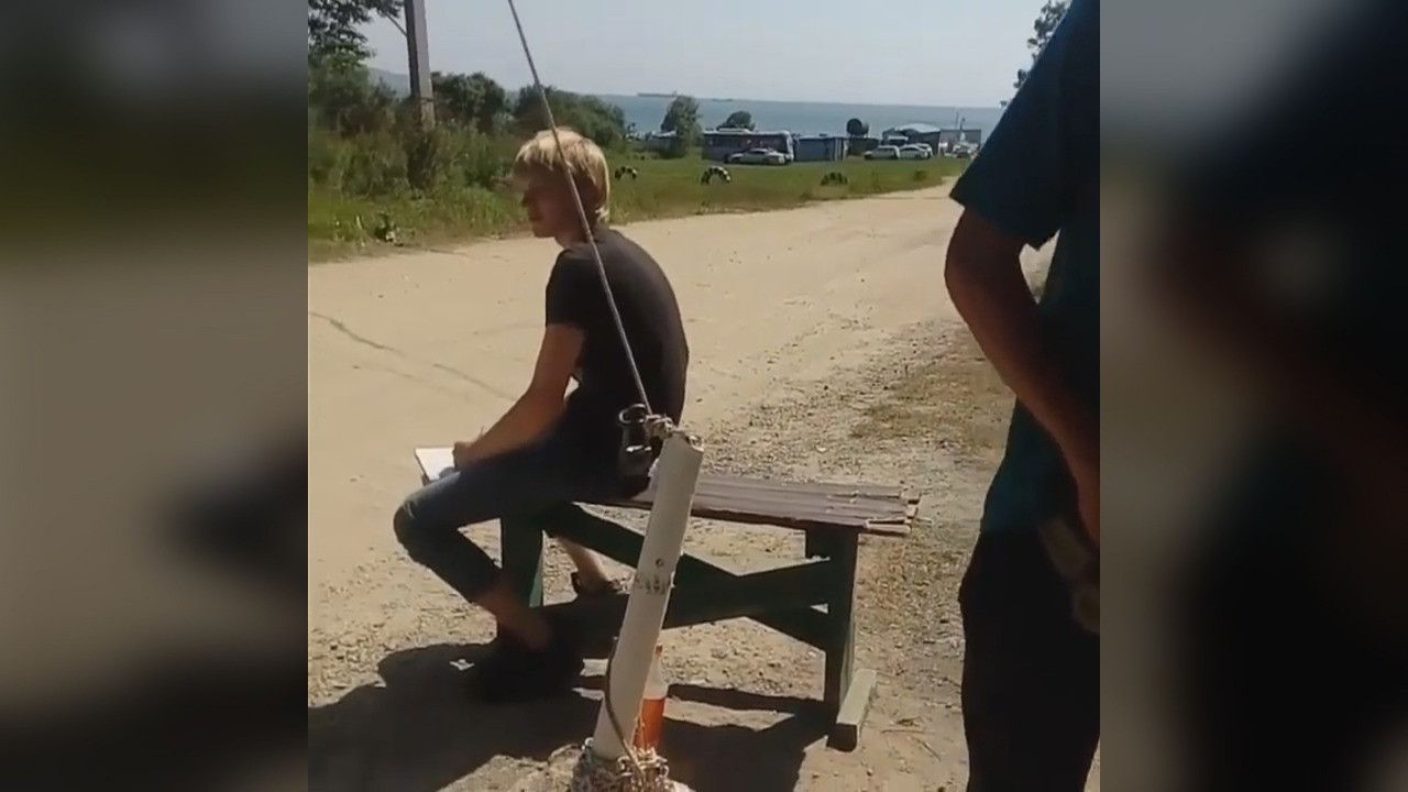 На приморских пляжах «веревочники» кидаются под автомобили