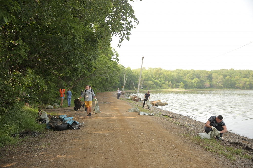 50 пакет мусора вынес с побережья Амурского залива