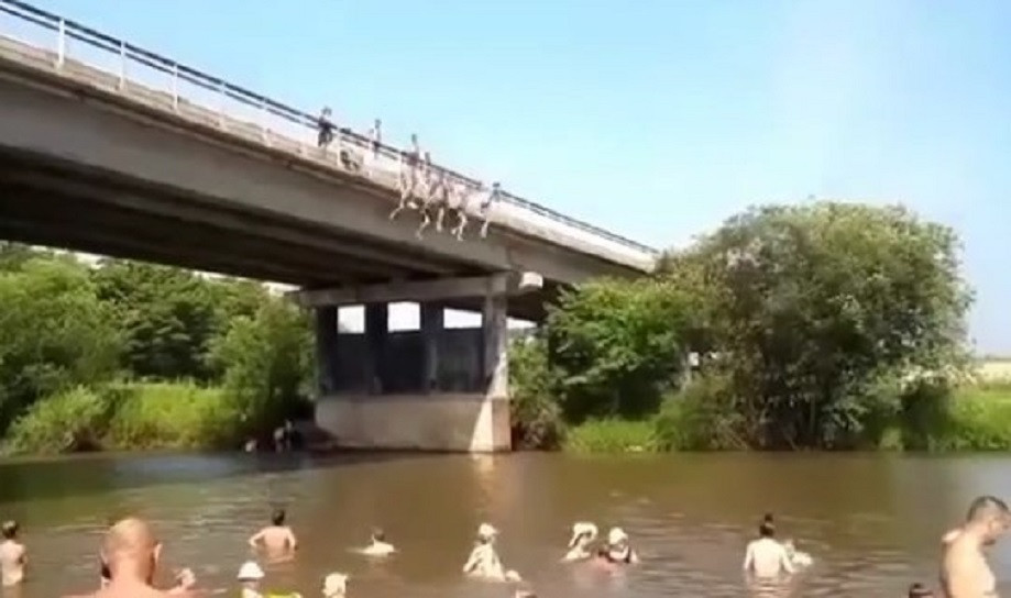 Вот так приморцы забавно спасаются от жары