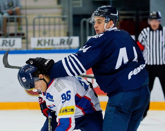 Пять хоккеистов покинули "Адмирал"