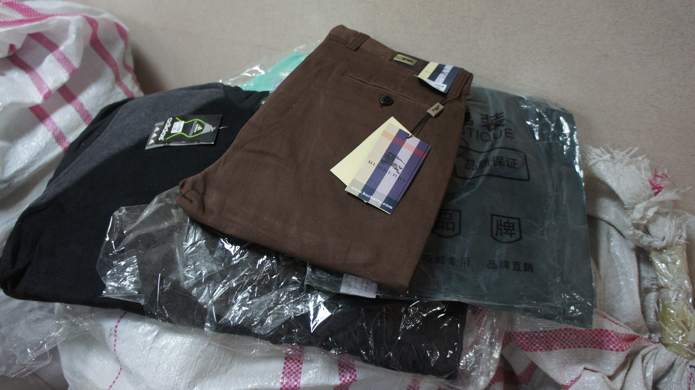 Многомиллионный ширпотреб остановили приморские таможенники