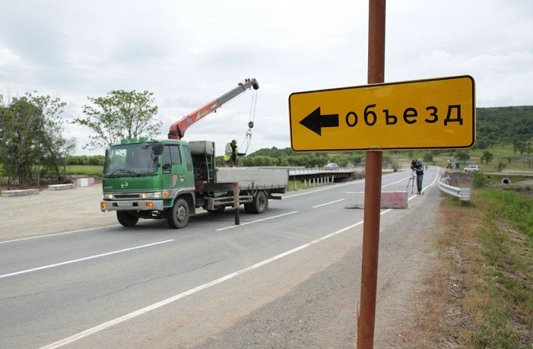 Мост в Приморье возводят ударными темпами