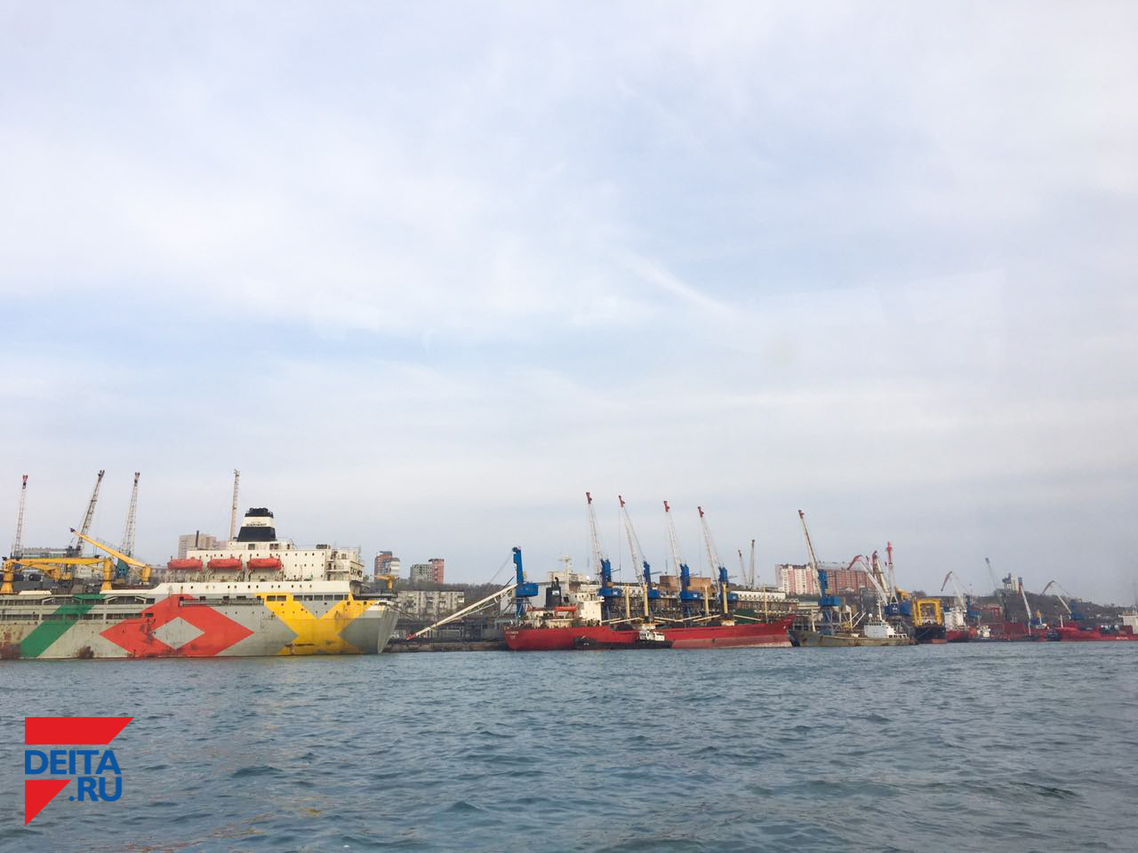 В Золотом Роге разлилась нефть