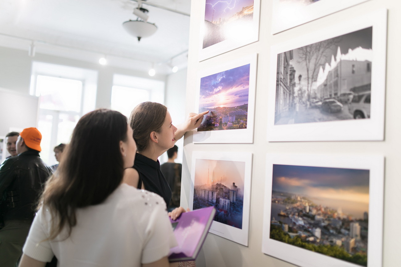 «Посмотри на Владивосток»: до конца июля проходит выставка работ-победителей