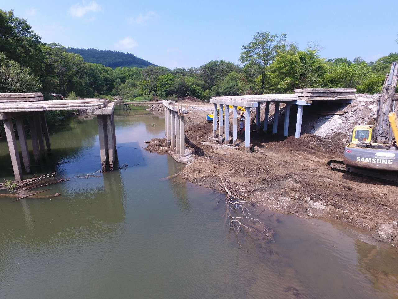Аварийный мост в Приморье начали ремонтировать
