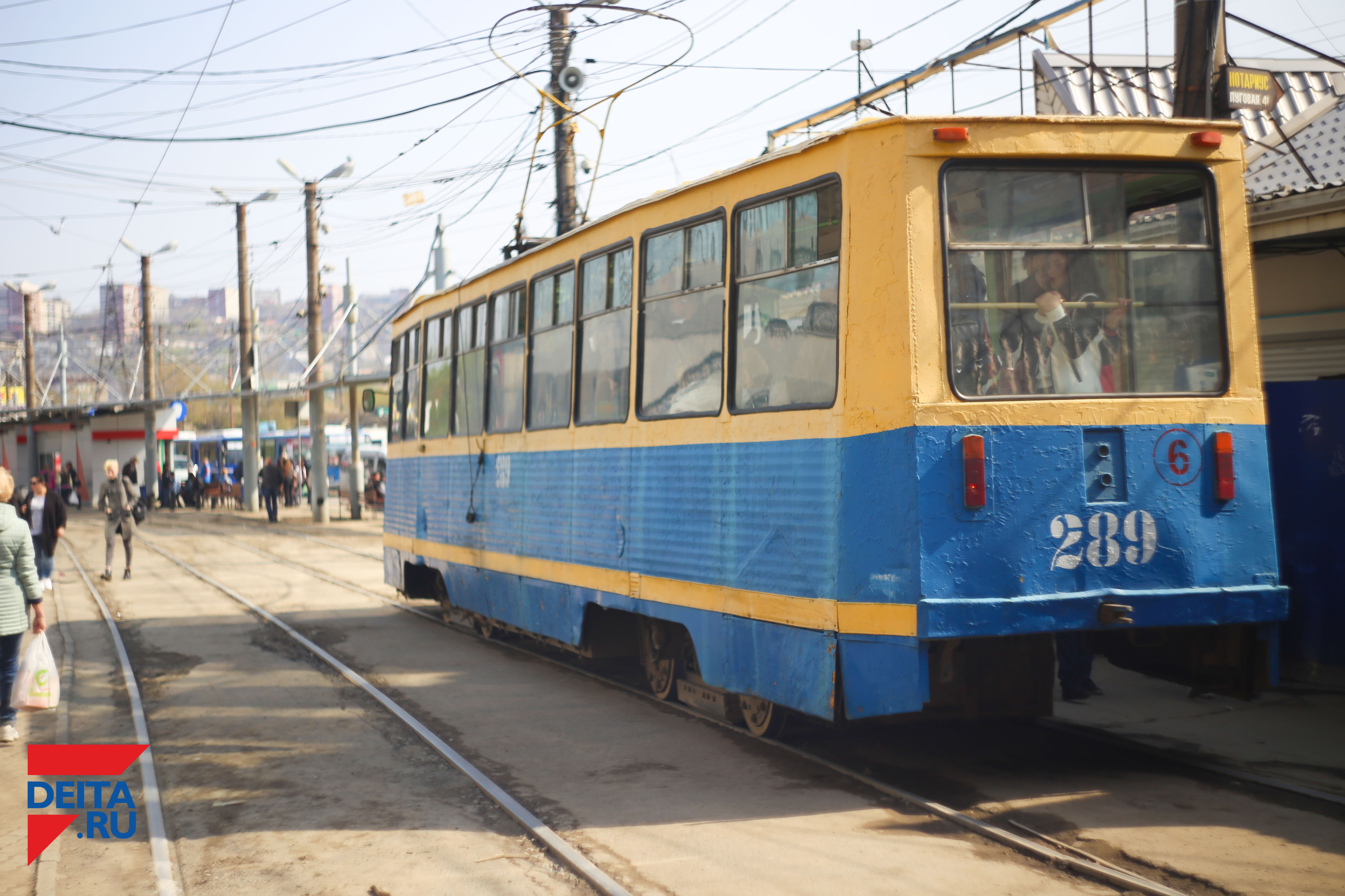 Грузовик остановил движение трамваев