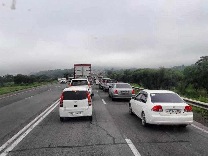 ДТП и дорожники осложнили жизнь автолюбителям в Приморье