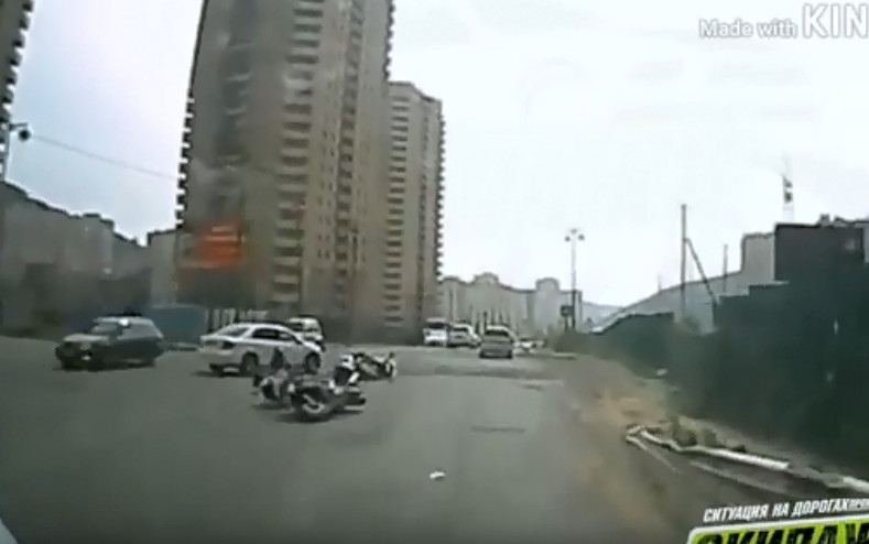 Момент ДТП с двумя байкерами и авто попал на видео