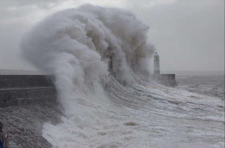 Мощный тайфун «Джондари» продолжает удар по Японии