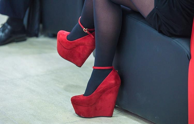 Девушки из клуба оставили военного без валюты и документов