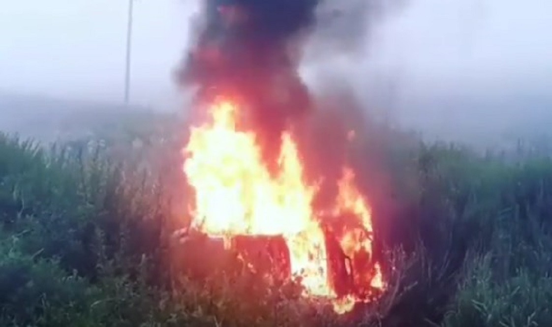 Машина вспыхнула в Приморье, вылетев с трассы